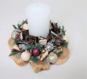 Adventní svícen se svíčkou, ozdobami a zelení (foto: web zahradnické školy Kopidlno)