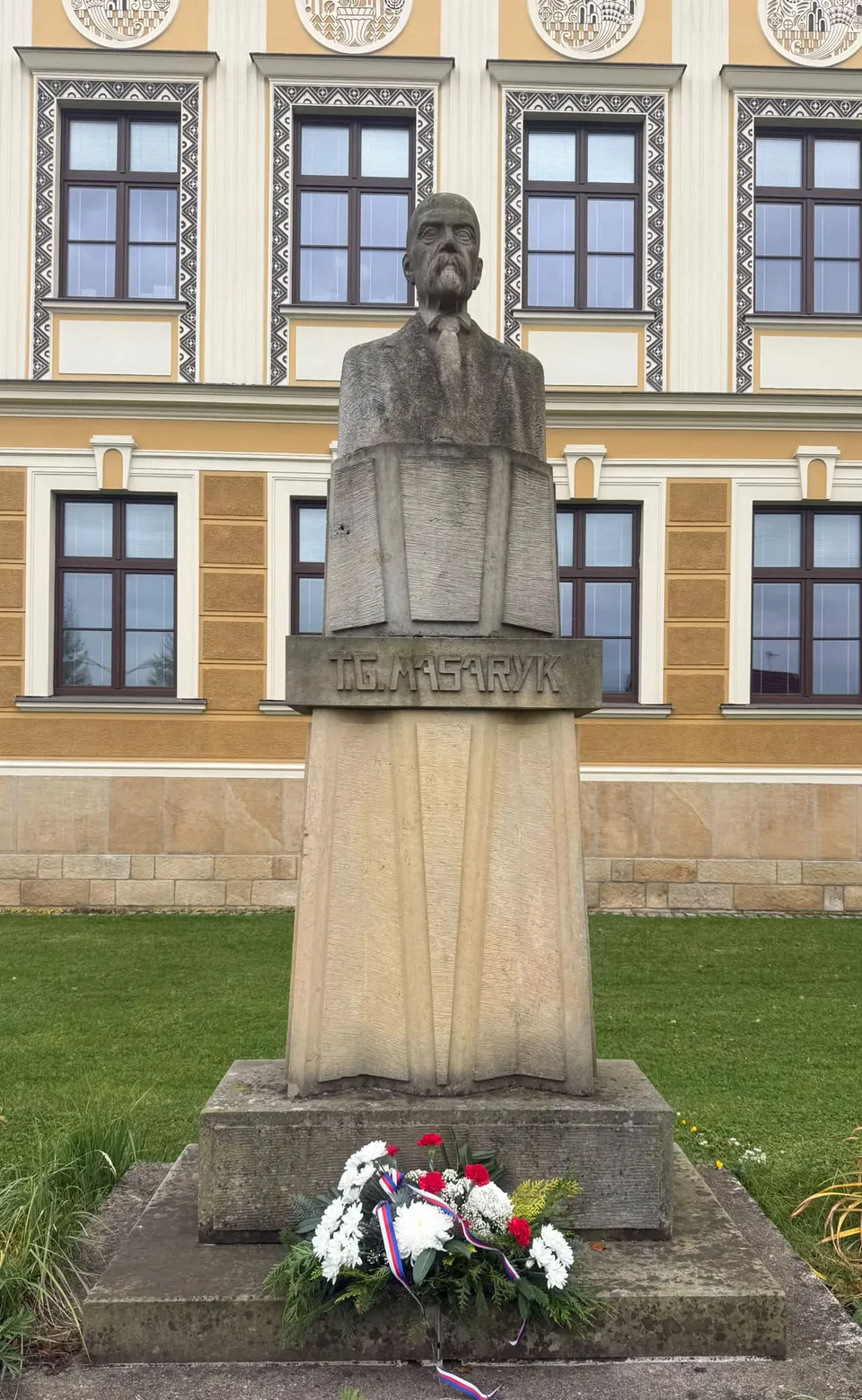 Busta T. G. Masaryka v Kopidlně s kyticí a trikolórou ke 28. říjnu (foto: Kopidlenské listy na Facebooku)