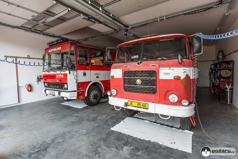 Líza (Liaz CAS K25) a Mates (Škoda 706) v garážích nové zbrojnice