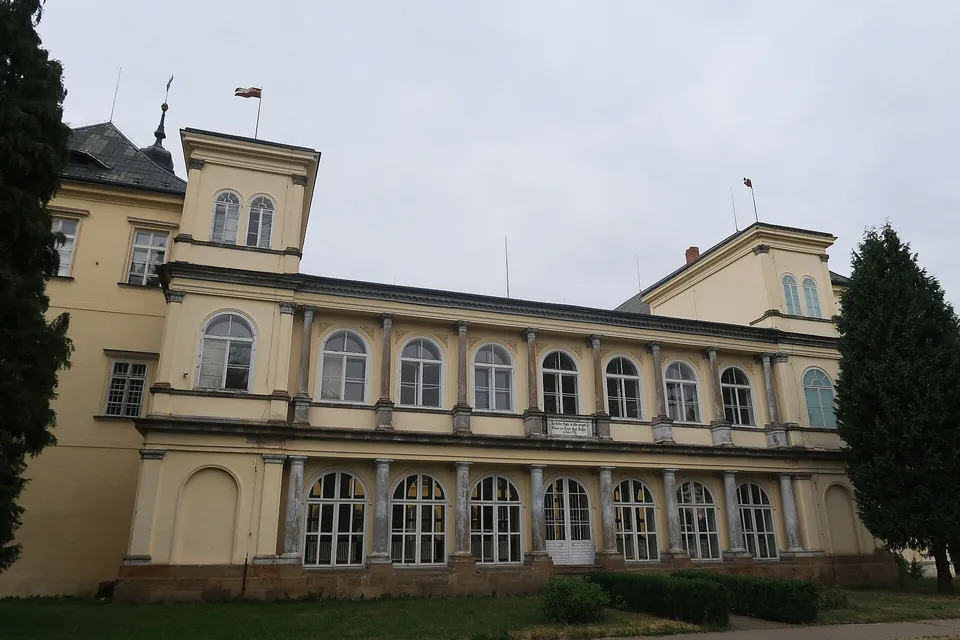 Východní křídlo z roku 1875 od parku