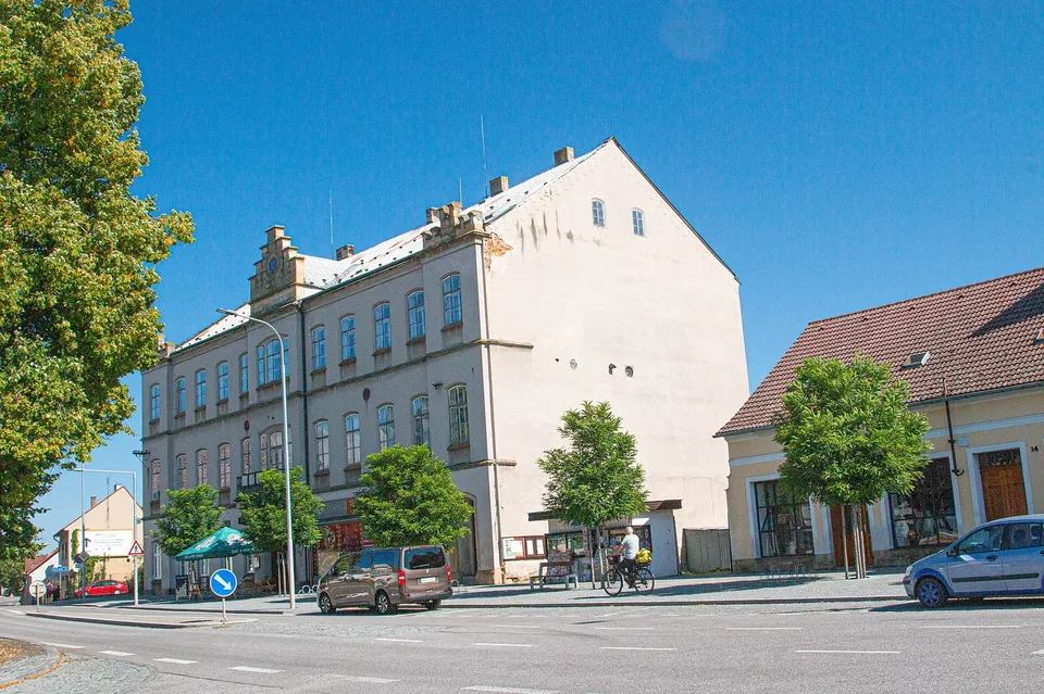 Radnice na náměstí, kde byla knihovna za první republiky a znovu v letech 1981 až 2012