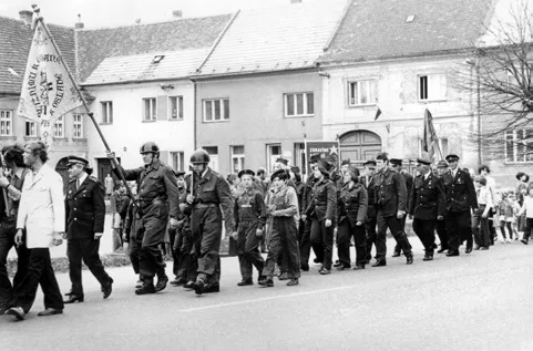 Průvod hasičů náměstím v Kopidlně, archivní snímek