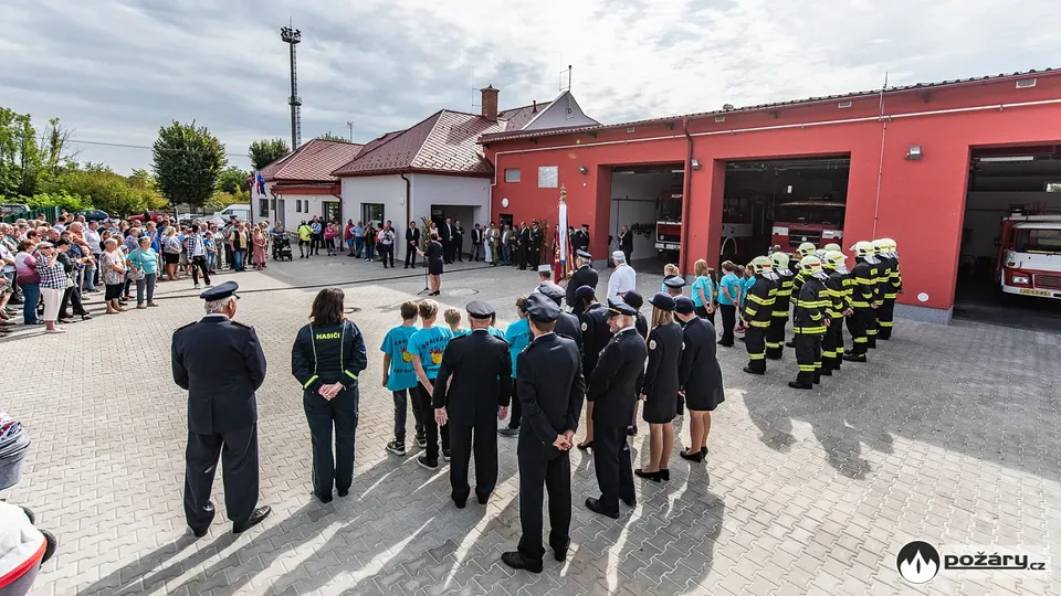 Hasiči, Ohniváci a hosté před garážemi nové zbrojnice při slavnostním otevření