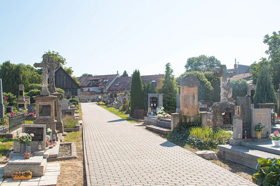 Městský hřbitov v Kopidlně, za jehož zdí Svěrákovi za války bydleli