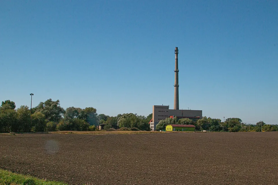 Kotelna s komínem za městem, 2021
