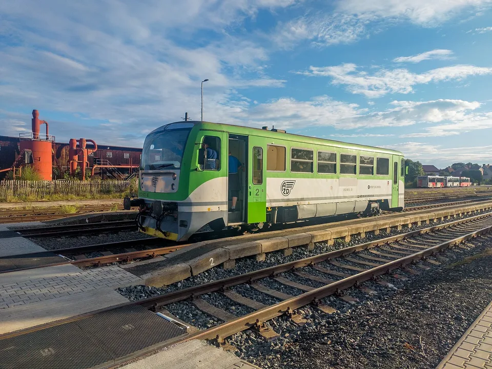 Motorový vůz AŽD zvaný Esmeralda na kopidlenském nádraží, srpen 2026