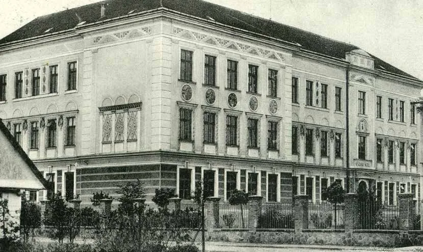 Budova měšťanské školy, snímek nejspíš z konce 20. nebo začátku 30. let