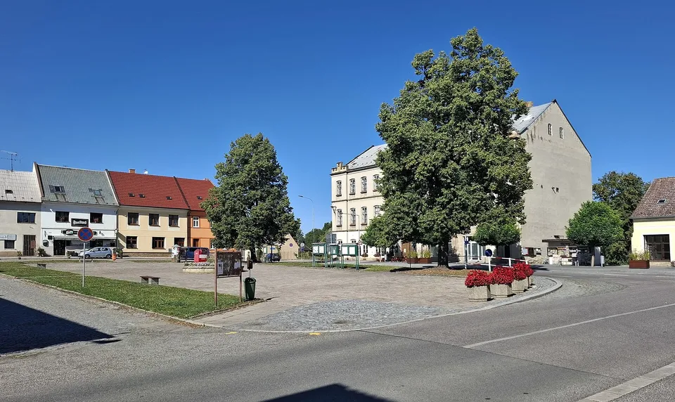 Hilmarovo náměstí, kam v květnu 1945 vjel sovětský tank