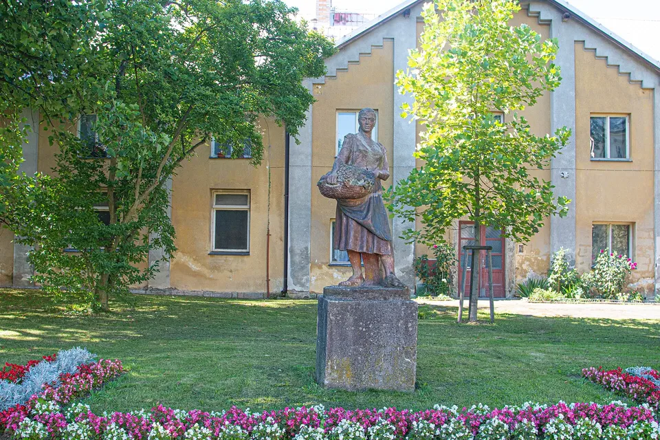Socha služky v zámeckém parku od Jindřicha Severy