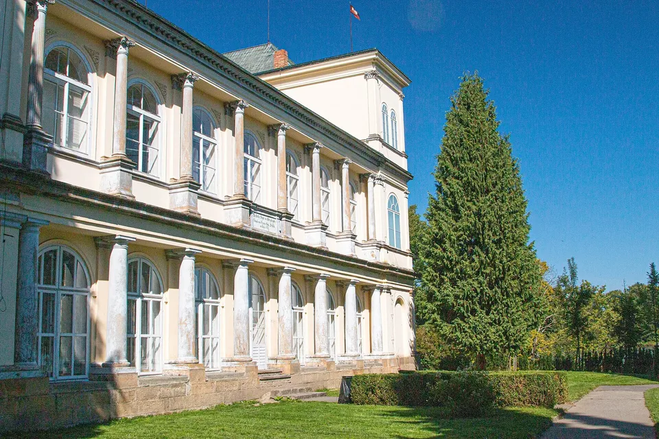 Zámecký park u zahradního průčelí zámku