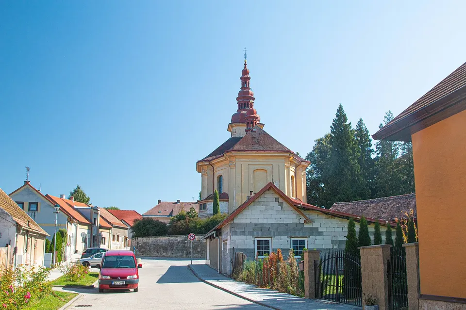 Vackova ulice vede ke kostelu sv. Jakuba Většího