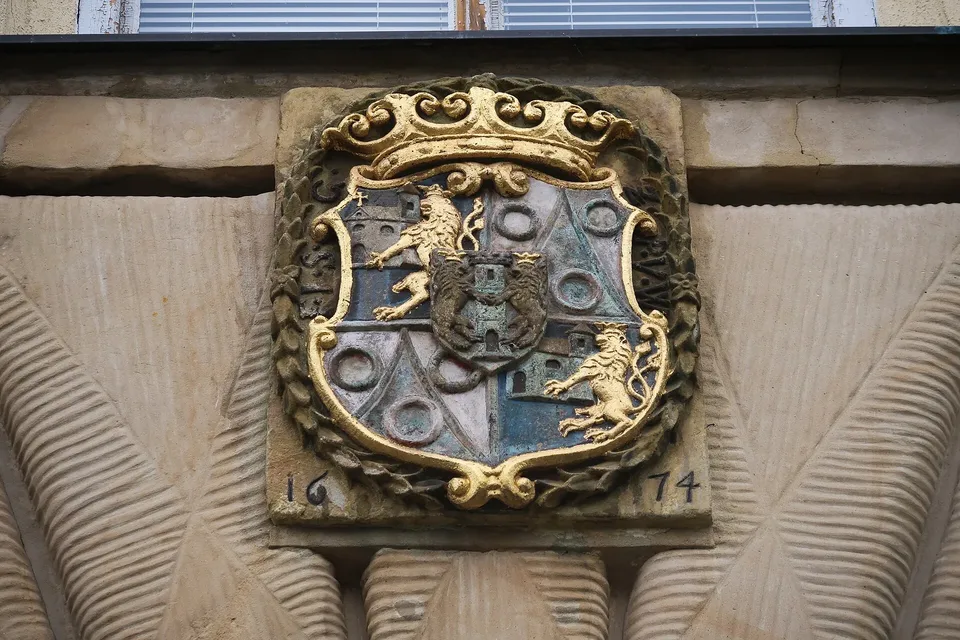 Erb Šliků s letopočtem 1674 nad hlavním vchodem