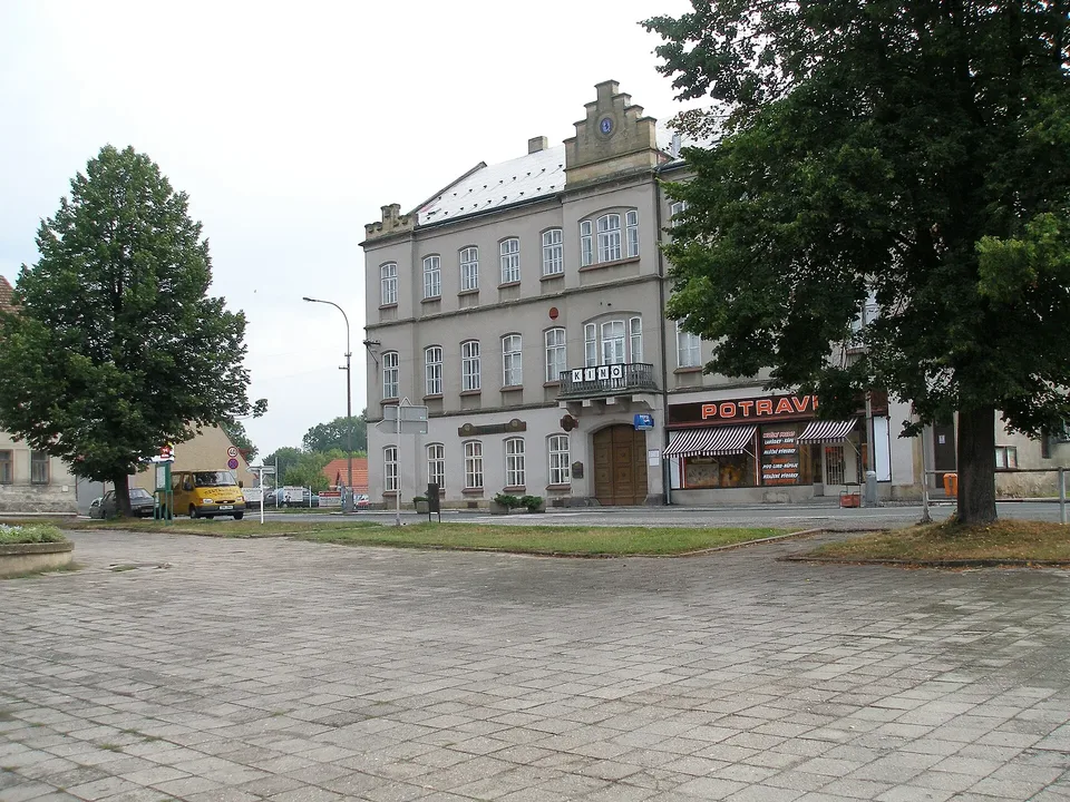 Radnice v roce 2006, na balkoně ještě nápis KINO a vpravo samoobsluha