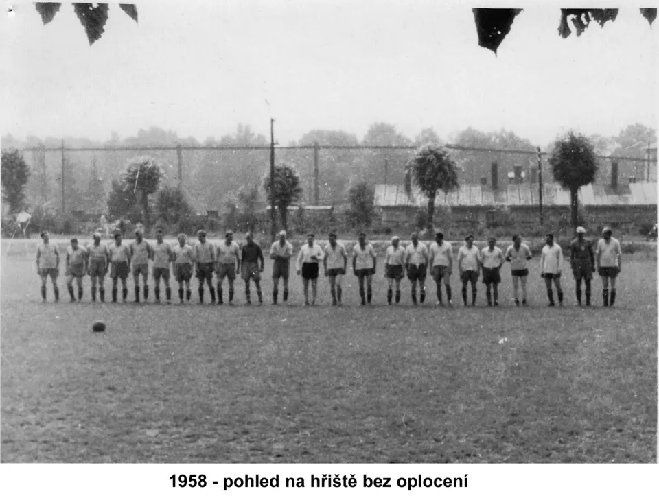 Mužstvo na hřišti Za drahou v roce 1958, ještě bez oplocení
