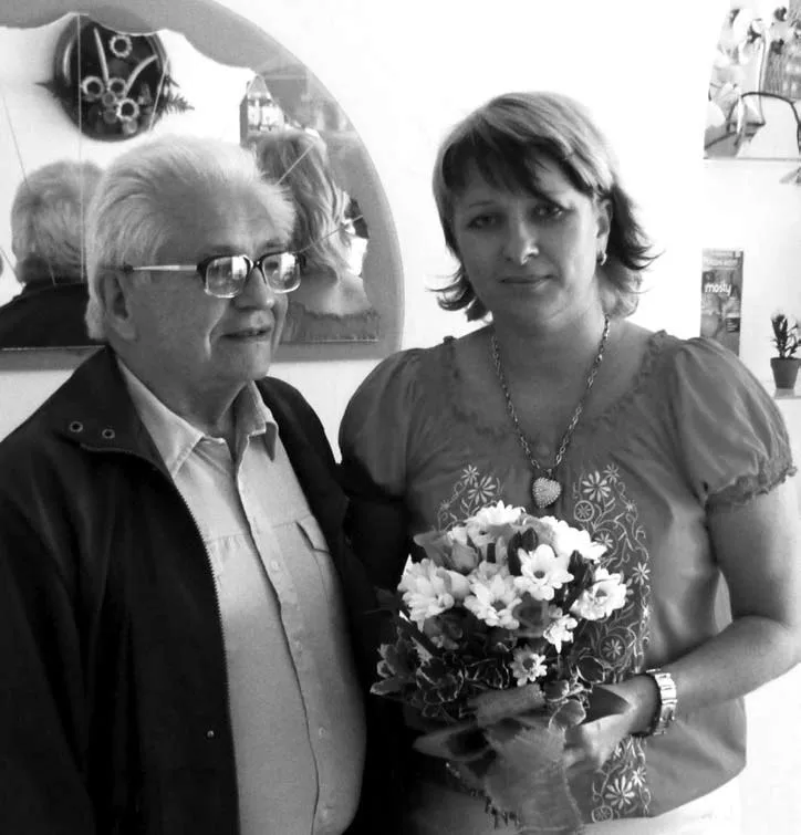 Setkání dvou generací: knihovník z roku 1950 Karel Štefek a knihovnice Romana Komárková, 2011