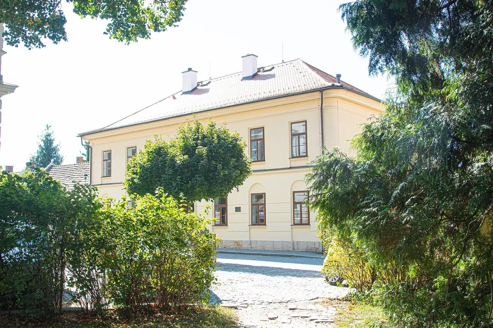 Stará škola v Hilmarově ulici, dnes KVC s knihovnou v přízemí