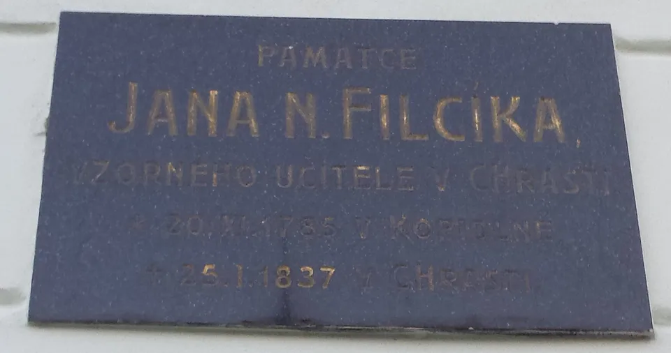 Pamětní deska na škole v Chrasti