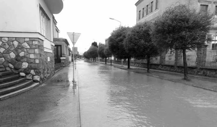Voda u sokolovny při bleskové povodni v červnu 2013