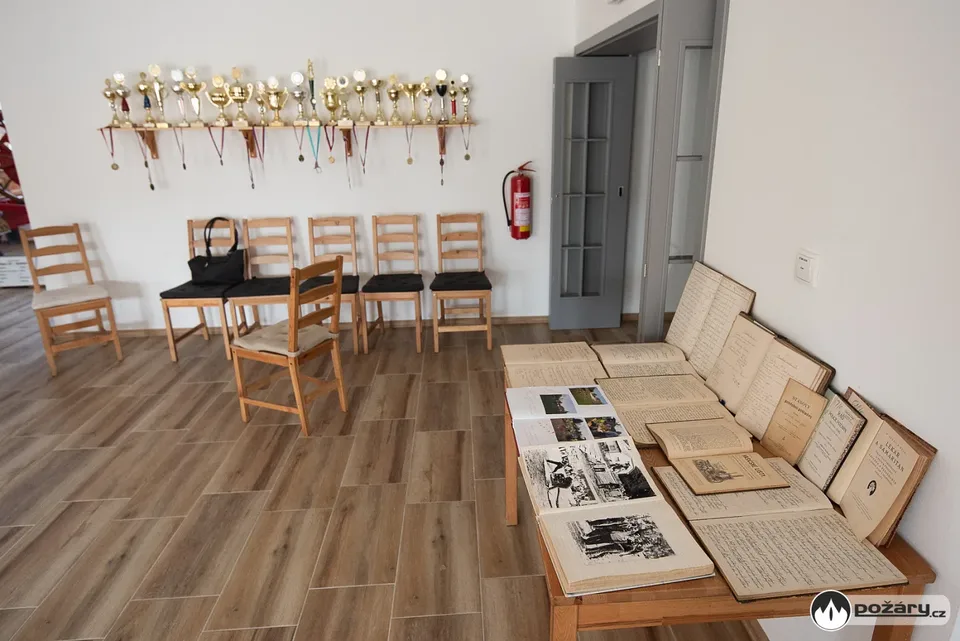 Kroniky a staré fotografie sboru na výstavě v nové zbrojnici
