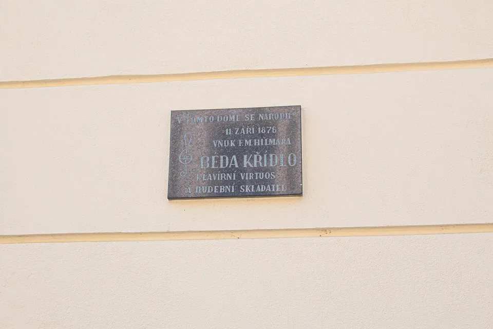 Pamětní deska na staré škole v Hilmarově ulici, kde se Béda narodil