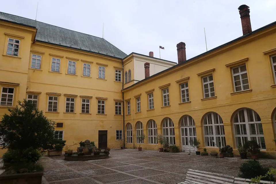 Nádvoří zámku s arkádami