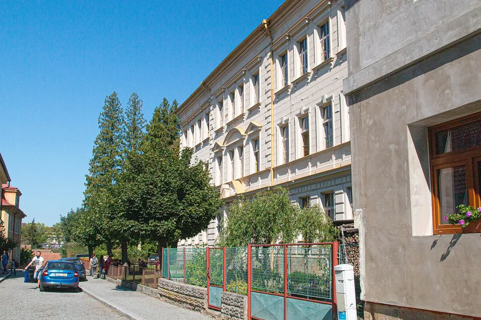 Škola u kostela, pohled podél Hilmarovy ulice
