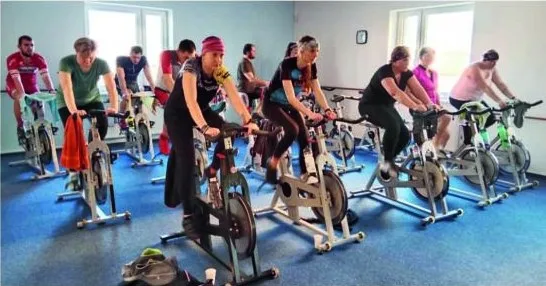 Čtyřhodinový spinningový maraton v sále v patře, únor 2025