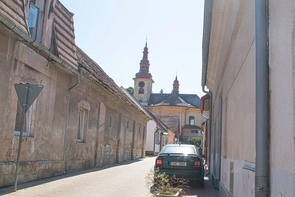 Ulice Bédy Křídla v Kopidlně, v pozadí kostel sv. Jakuba
