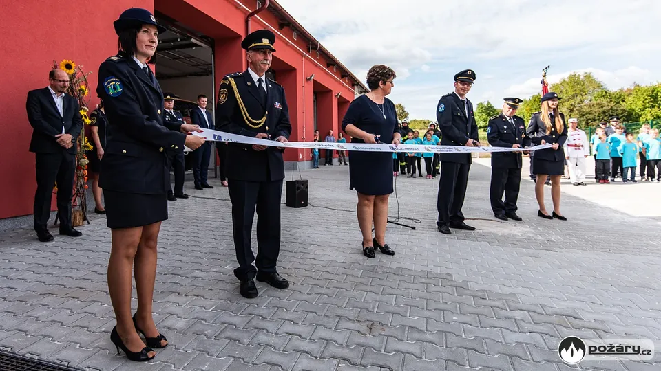 Přestřižení pásky při otevření zbrojnice 6. září 2019