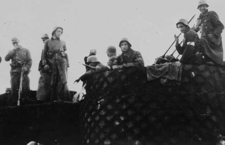 Posádka kulometného vozu obrněného vlaku se občerstvuje po návratu z Rožďalovic, 7. května 1945