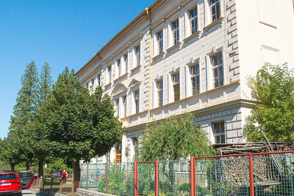 Škola u kostela v Hilmarově ulici